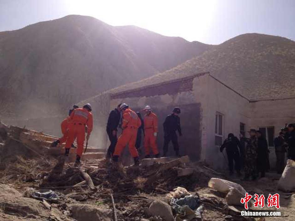 世界杯新闻：卫冕冠军首战遭遇争议判罚 赛场风云再起波澜