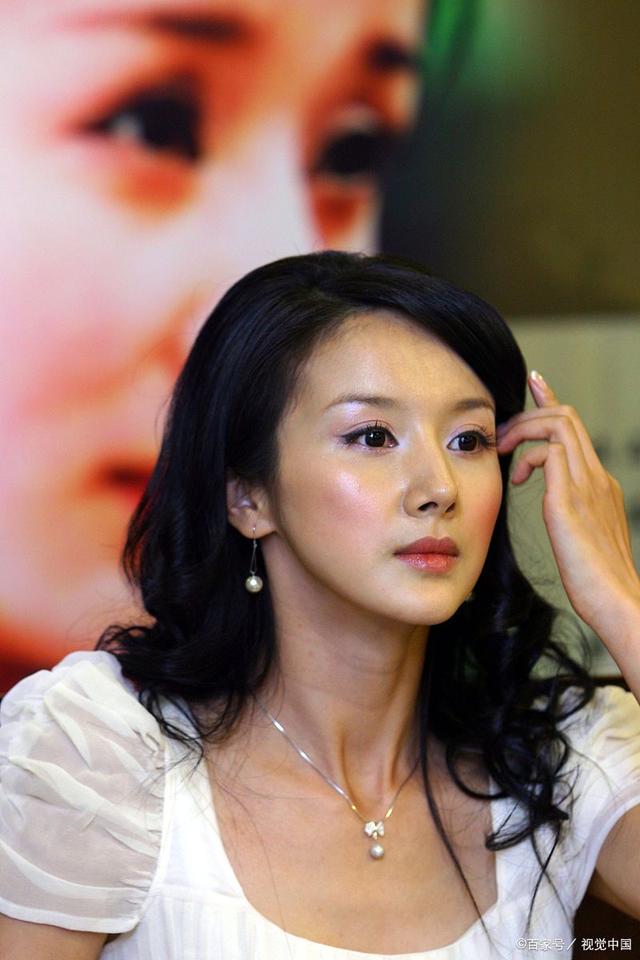 世界杯新闻：卫冕冠军首战遭遇争议判罚 赛场风云再起波澜